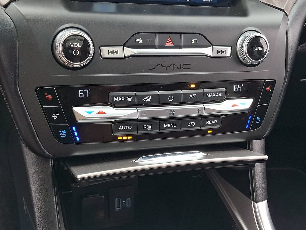 Used 2020 Ford Explorer Platinum w/ Premium Technology Package AWD/4WD image 17