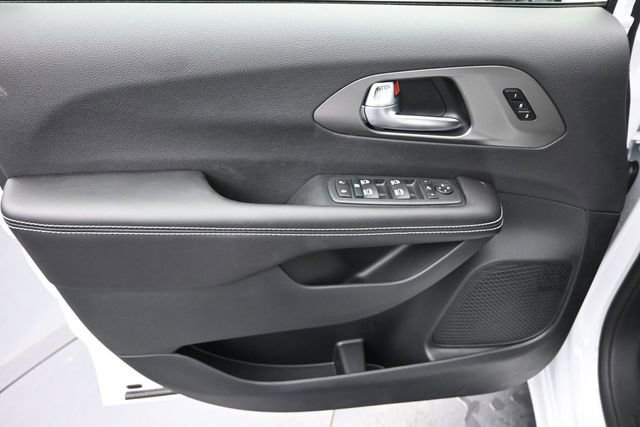 New 2027 Chrysler Pacifica Limited FWD image 12