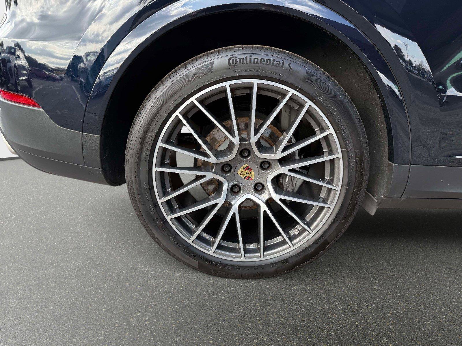 Used 2022 Porsche Cayenne w/ Premium Package image 19