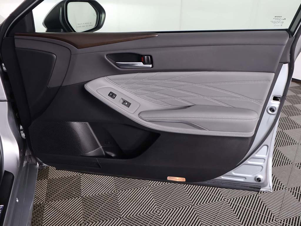 Used 2019 Toyota Avalon Limited image 28