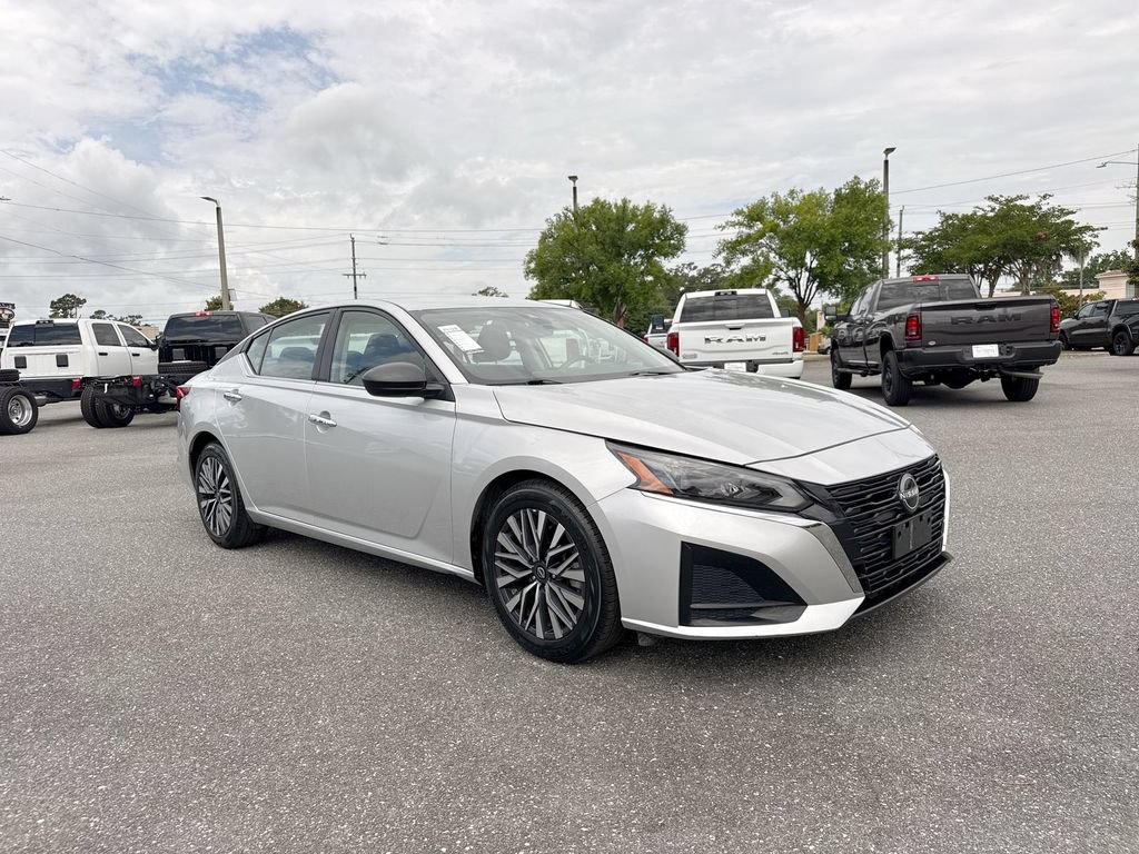 Used 2024 Nissan Altima 2.5 SV FWD image 1