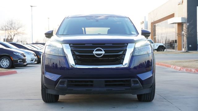 Used 2024 Nissan Pathfinder SV image 2