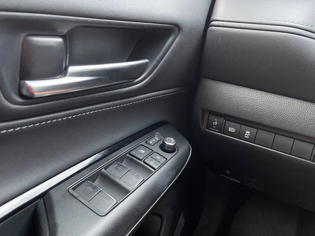 Used 2022 Toyota Venza LE AWD/4WD image 11