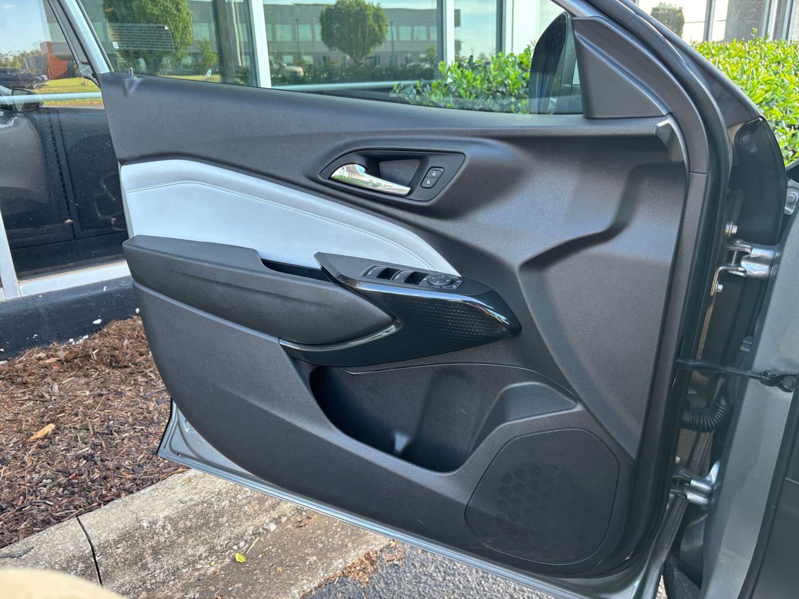 Used 2025 Chevrolet Trax LT FWD image 18
