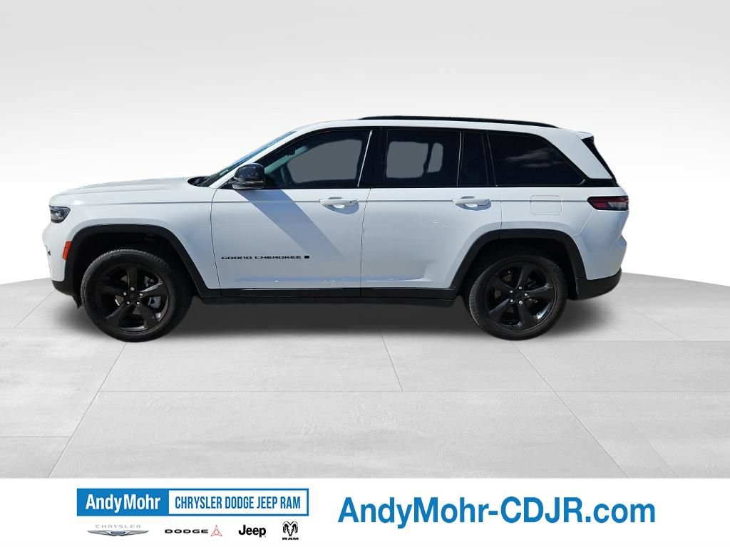 Used 2023 Jeep Grand Cherokee Limited w/ Black Appearance Package AWD/4WD image 8