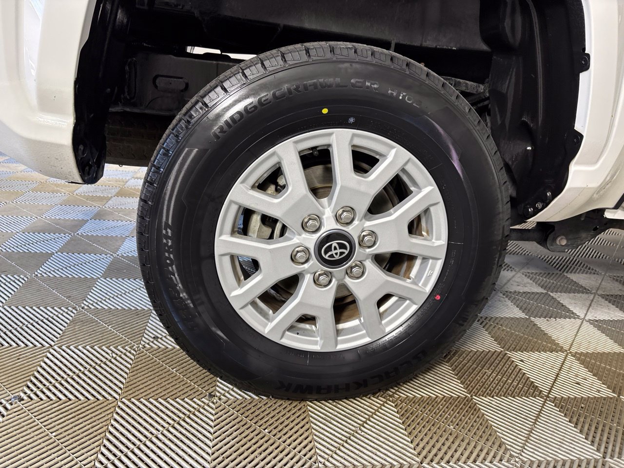 Used 2024 Toyota Tacoma SR5 AWD/4WD image 33