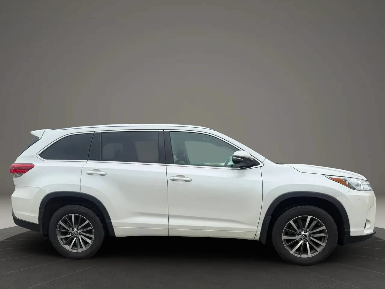 Used 2017 Toyota Highlander XLE w/ Carpet Mat Package AWD/4WD image 4