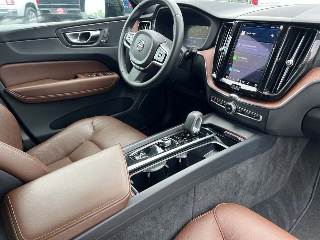 Used 2023 Volvo XC60 B5 Plus image 32