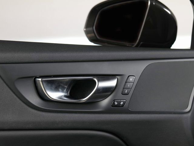 Used 2025 Volvo V60 B5 Cross Country Plus image 25