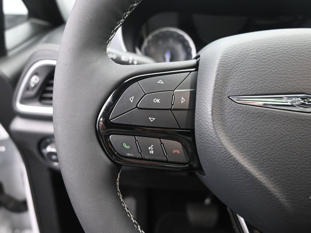 Used 2025 Chrysler Pacifica Limited image 30