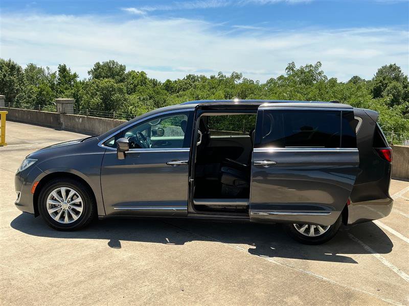 Used 2018 Chrysler Pacifica Touring-L FWD image 4