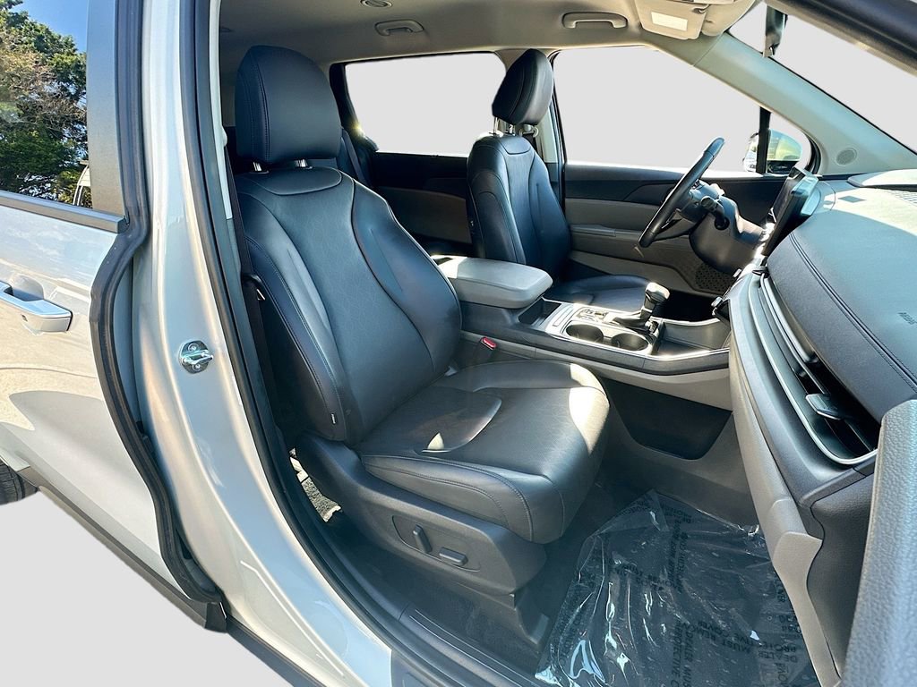 Used 2025 Kia Carnival EX FWD image 29