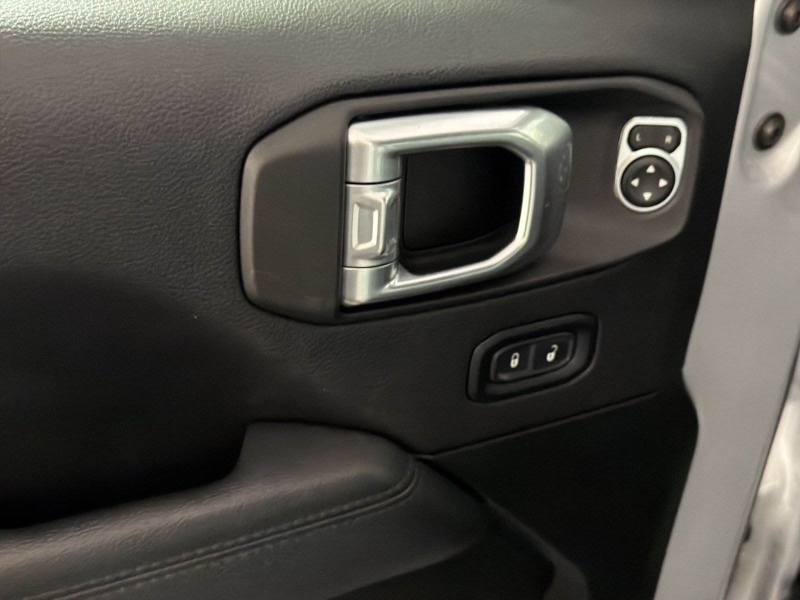 Used 2022 Jeep Wrangler Unlimited Sahara AWD/4WD image 15