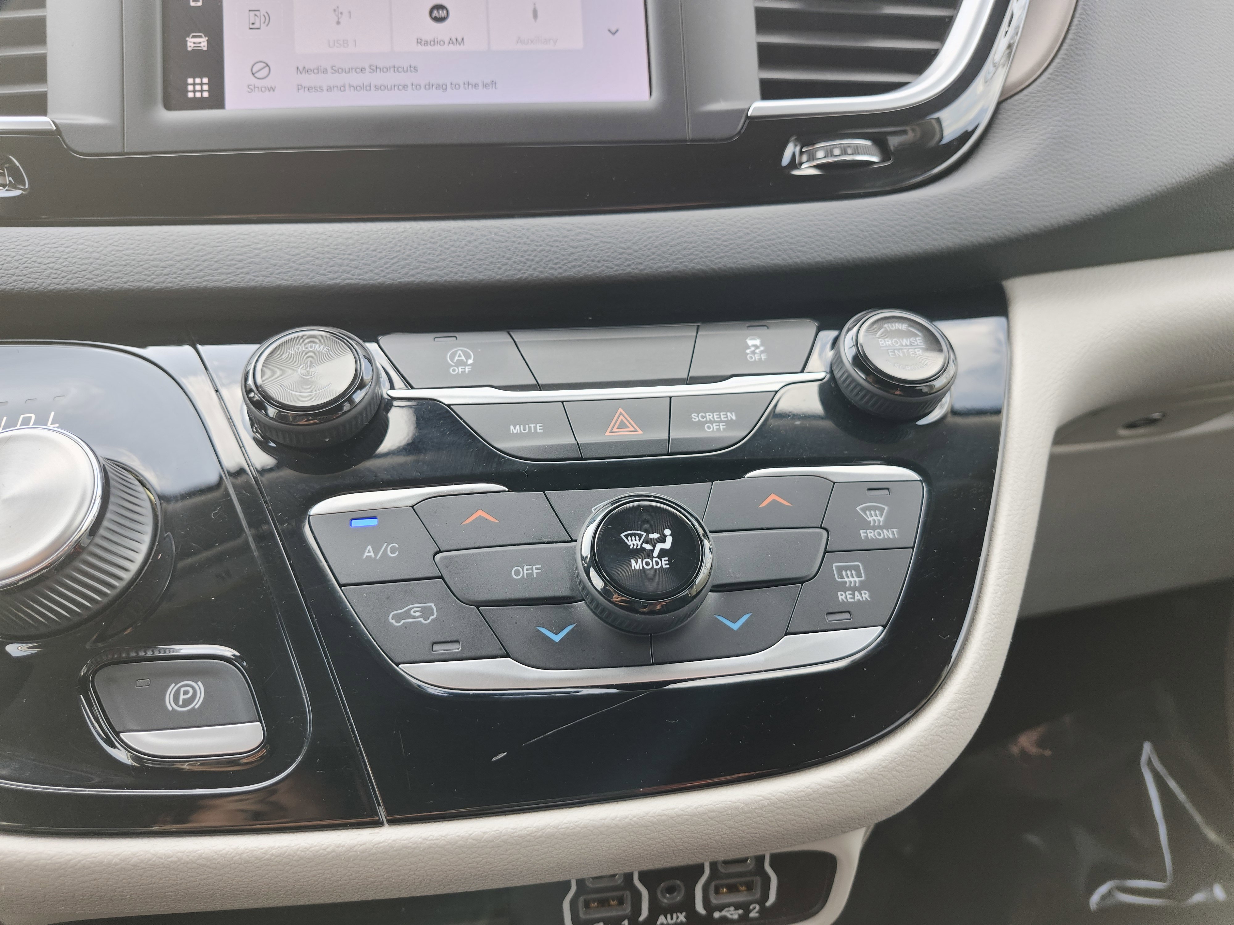 Used 2022 Chrysler Voyager LX image 29