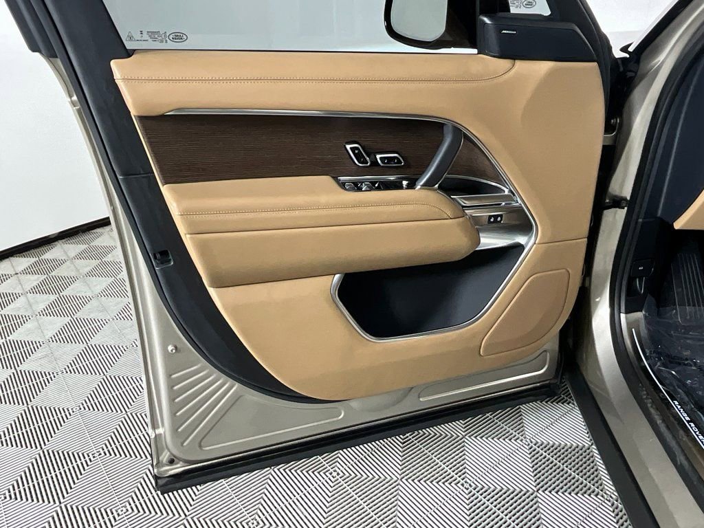 Used 2025 Land Rover Range Rover Long Wheelbase SE image 18