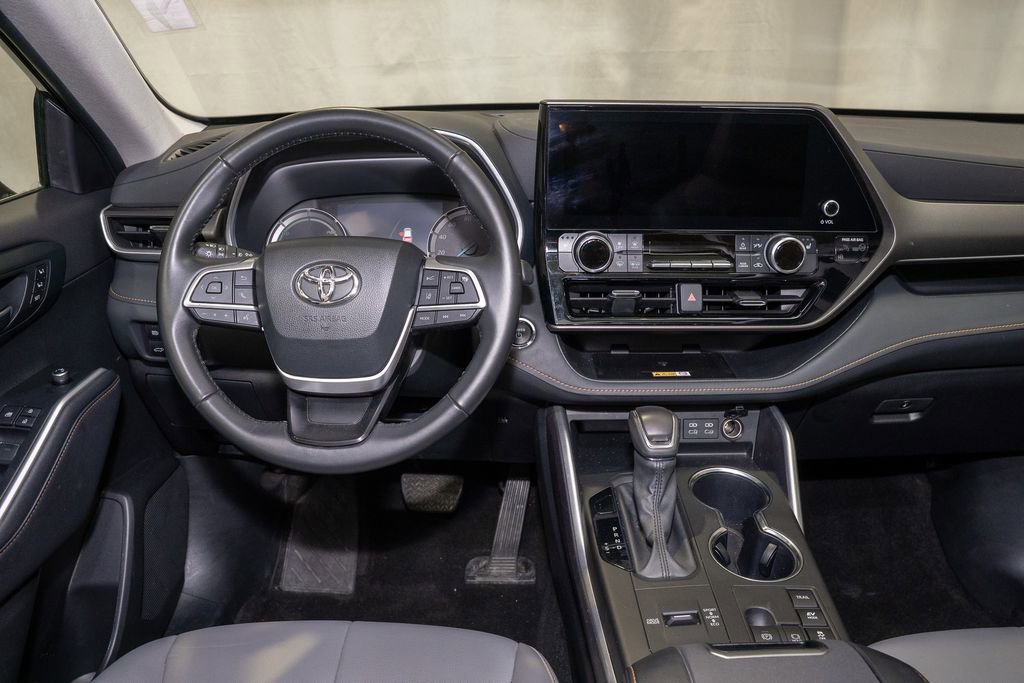 Used 2023 Toyota Highlander Bronze Edition image 2