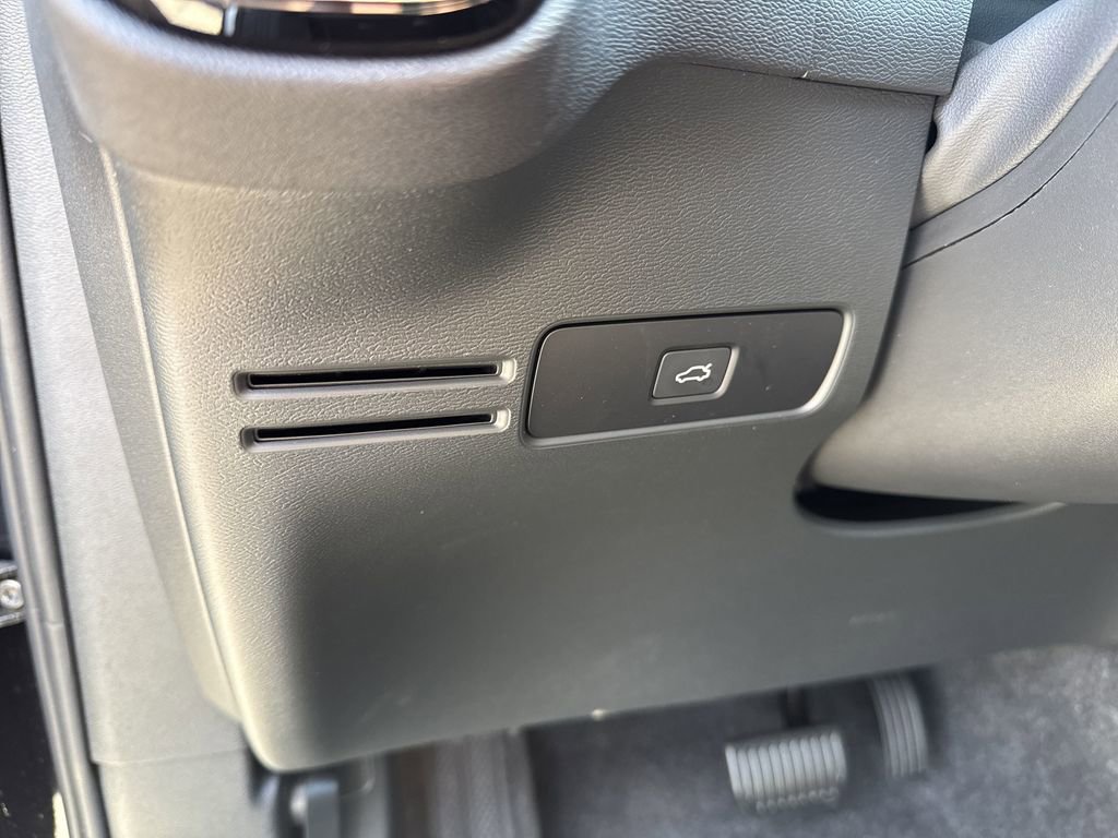 New 2024 Volvo XC40 Recharge Plus w/ Protection Package Premier image 17