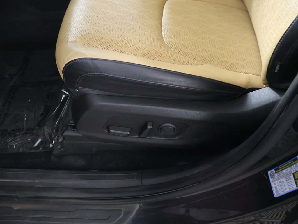 Used 2023 Kia Carnival LX FWD image 28