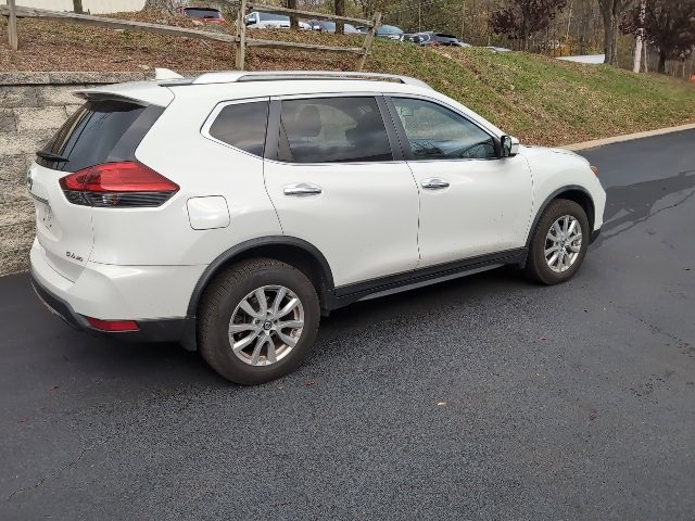 Used 2017 Nissan Rogue SV image 3