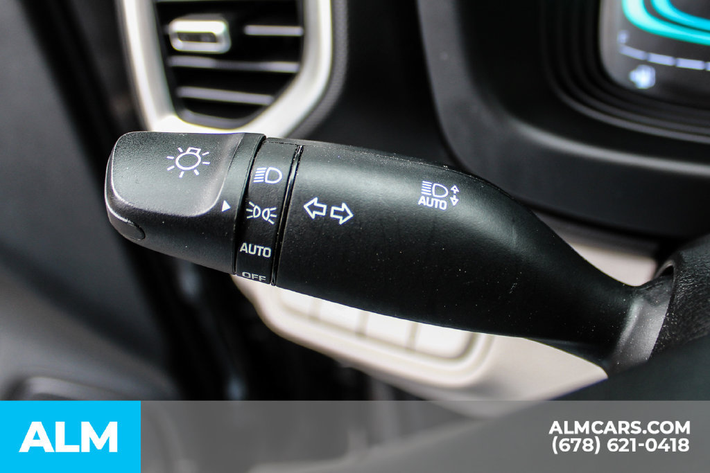 Used 2025 Hyundai Venue SEL FWD image 29