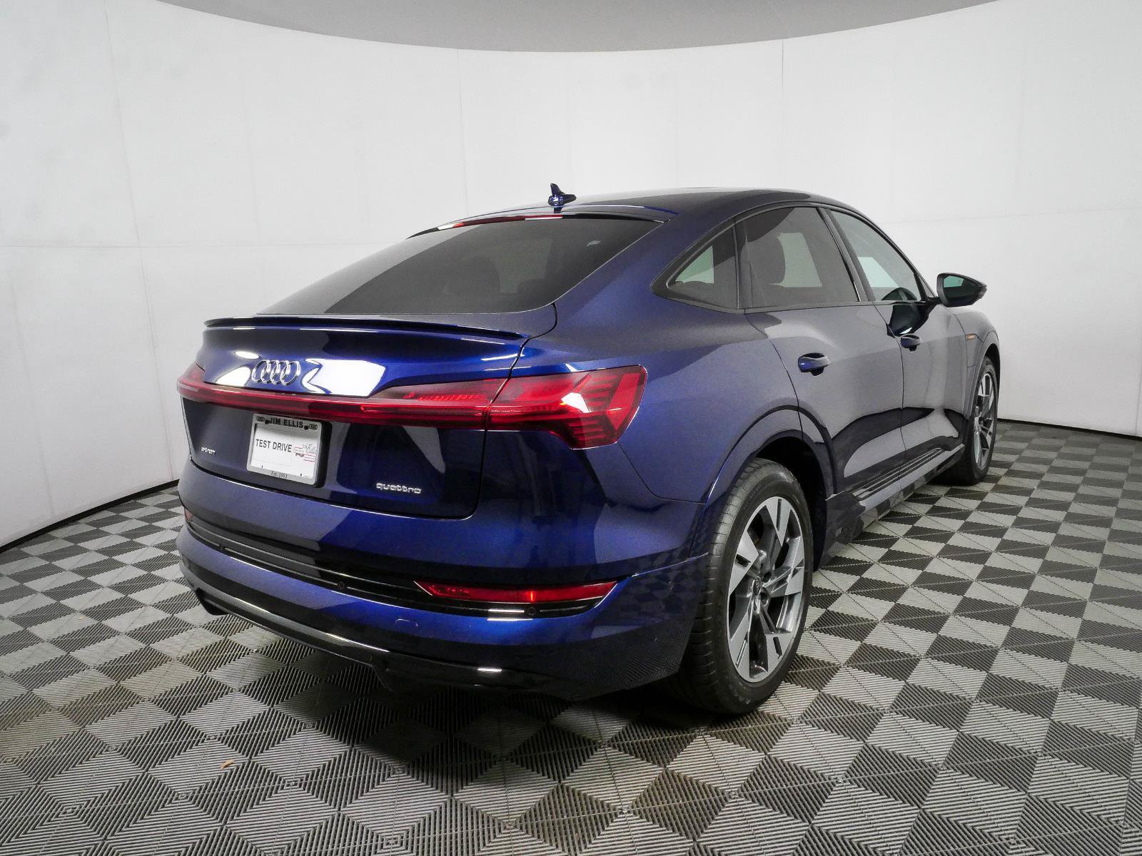 Used 2022 Audi e-tron Premium w/ Convenience Plus Package AWD/4WD image 3