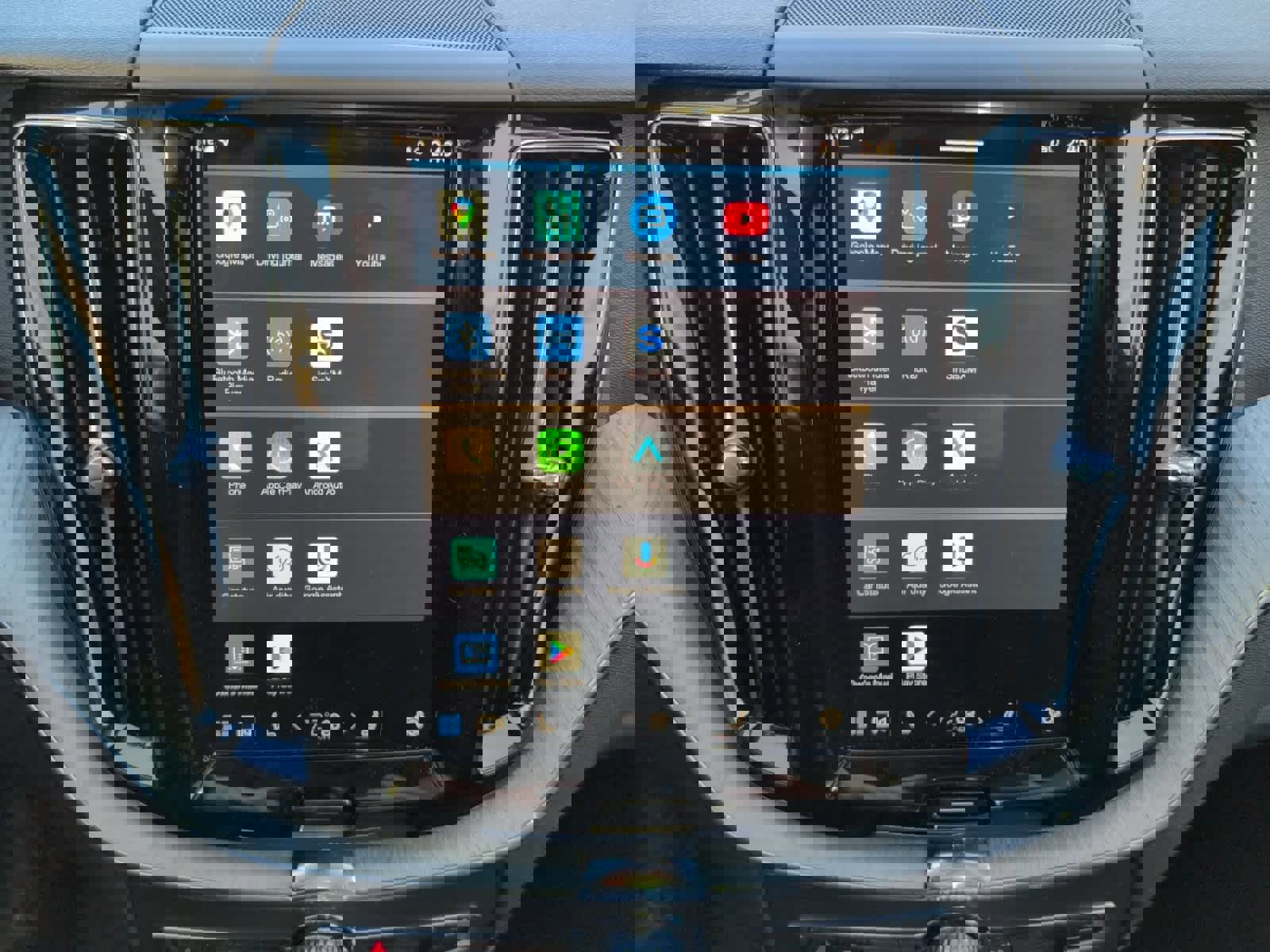 Used 2025 Volvo XC60 B5 Plus image 19