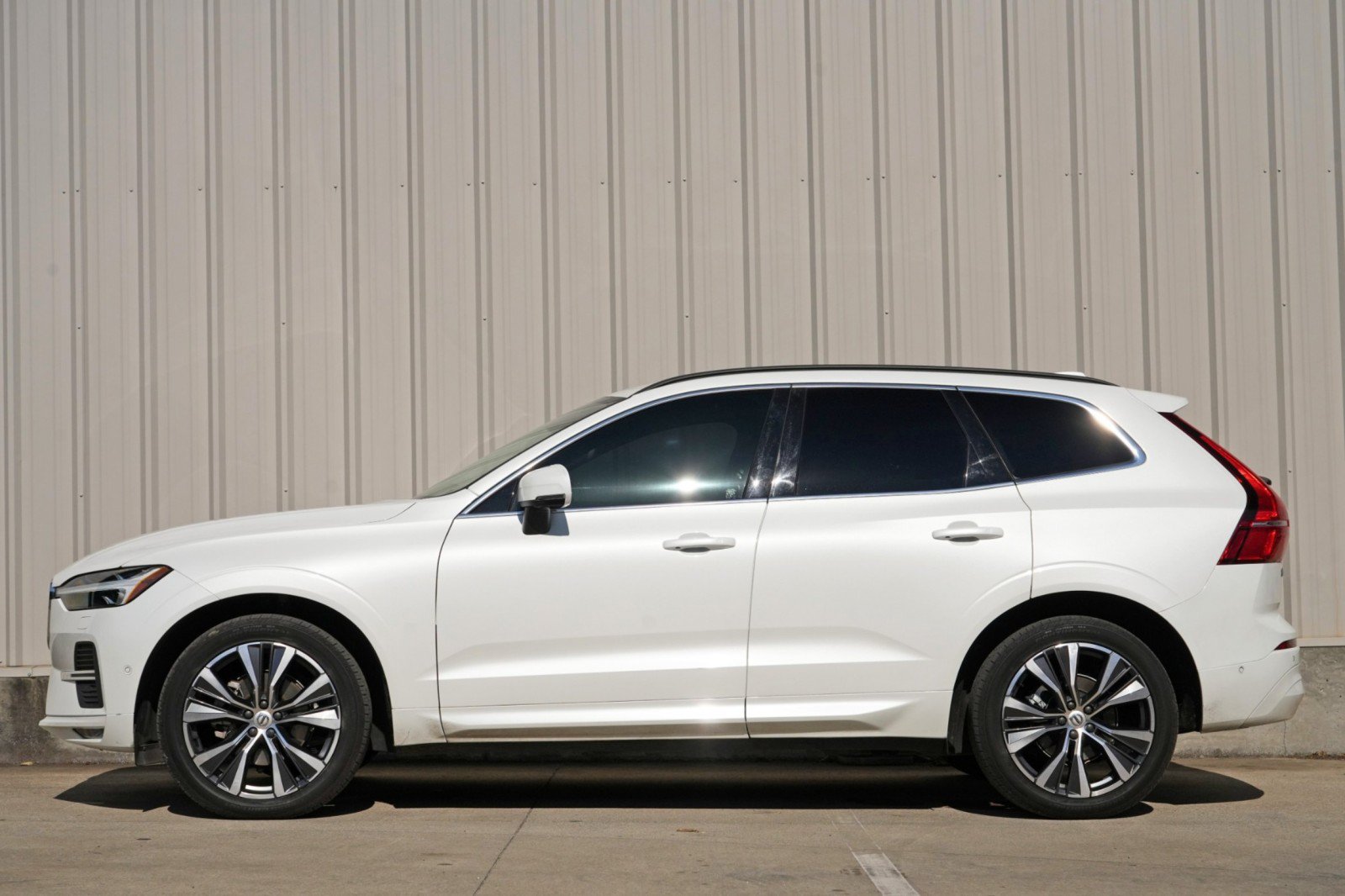 Used 2022 Volvo XC60 B5 Momentum w/ Advanced Package AWD/4WD image 8