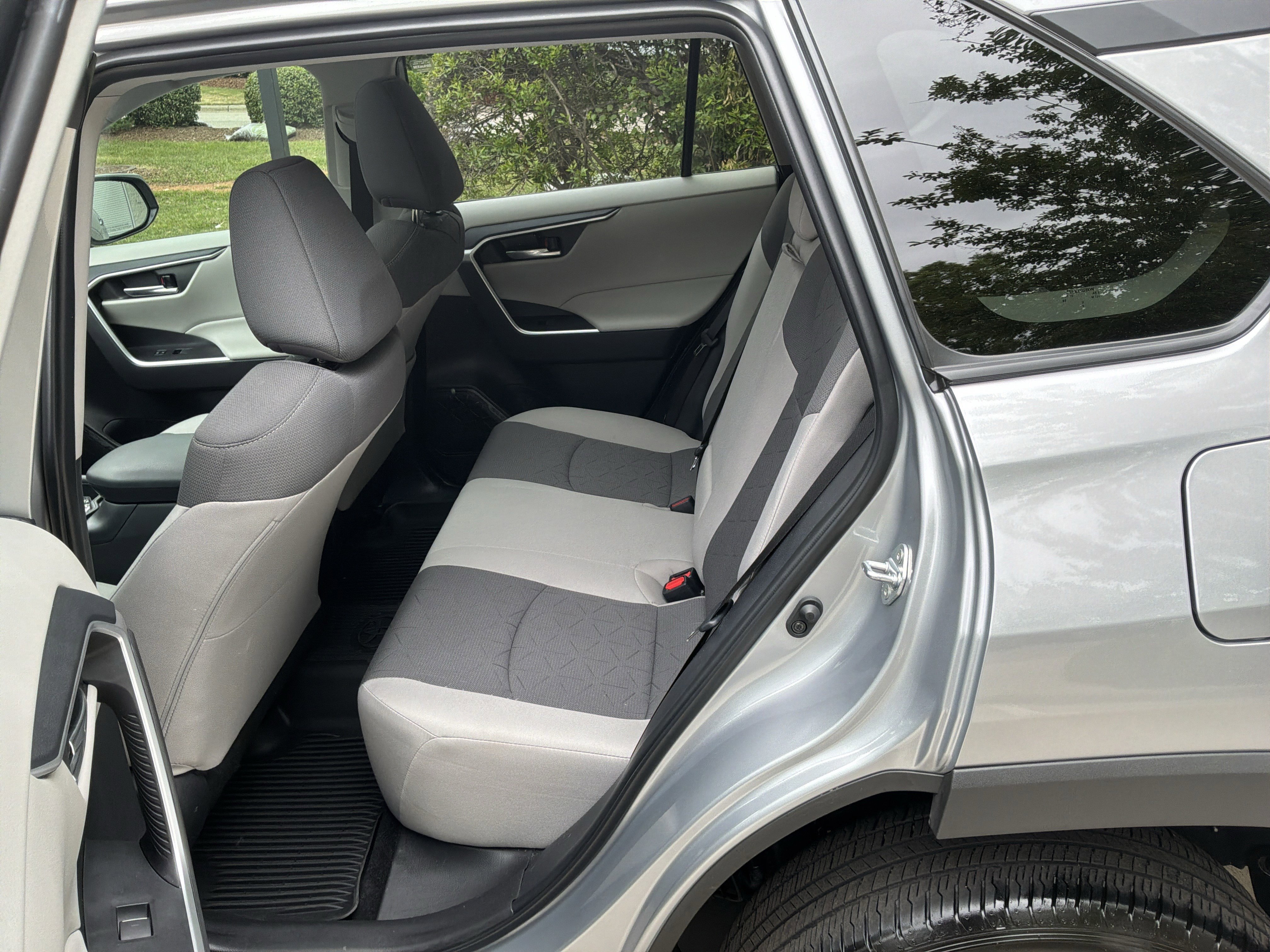 Used 2025 Toyota RAV4 XLE w/ Convenience Package FWD image 31