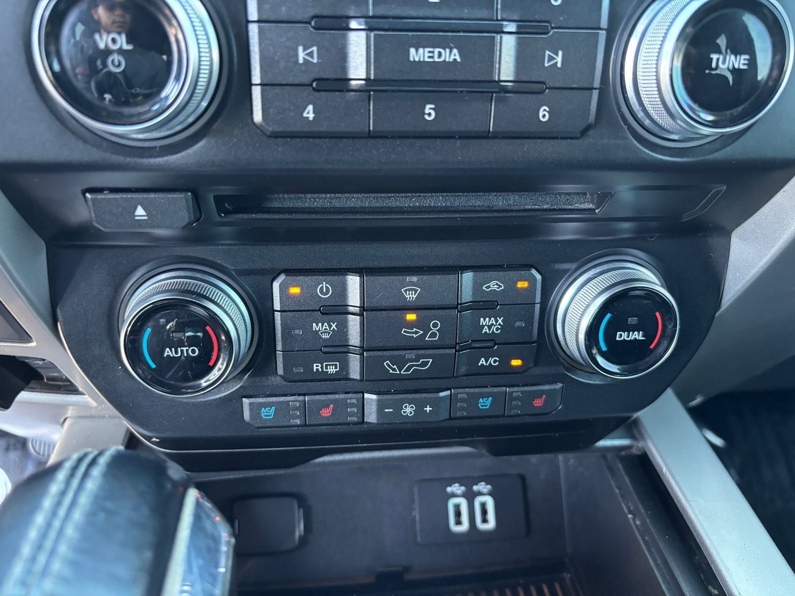 Used 2016 Ford F150 Lariat w/ Equipment Group 502A Luxury image 27