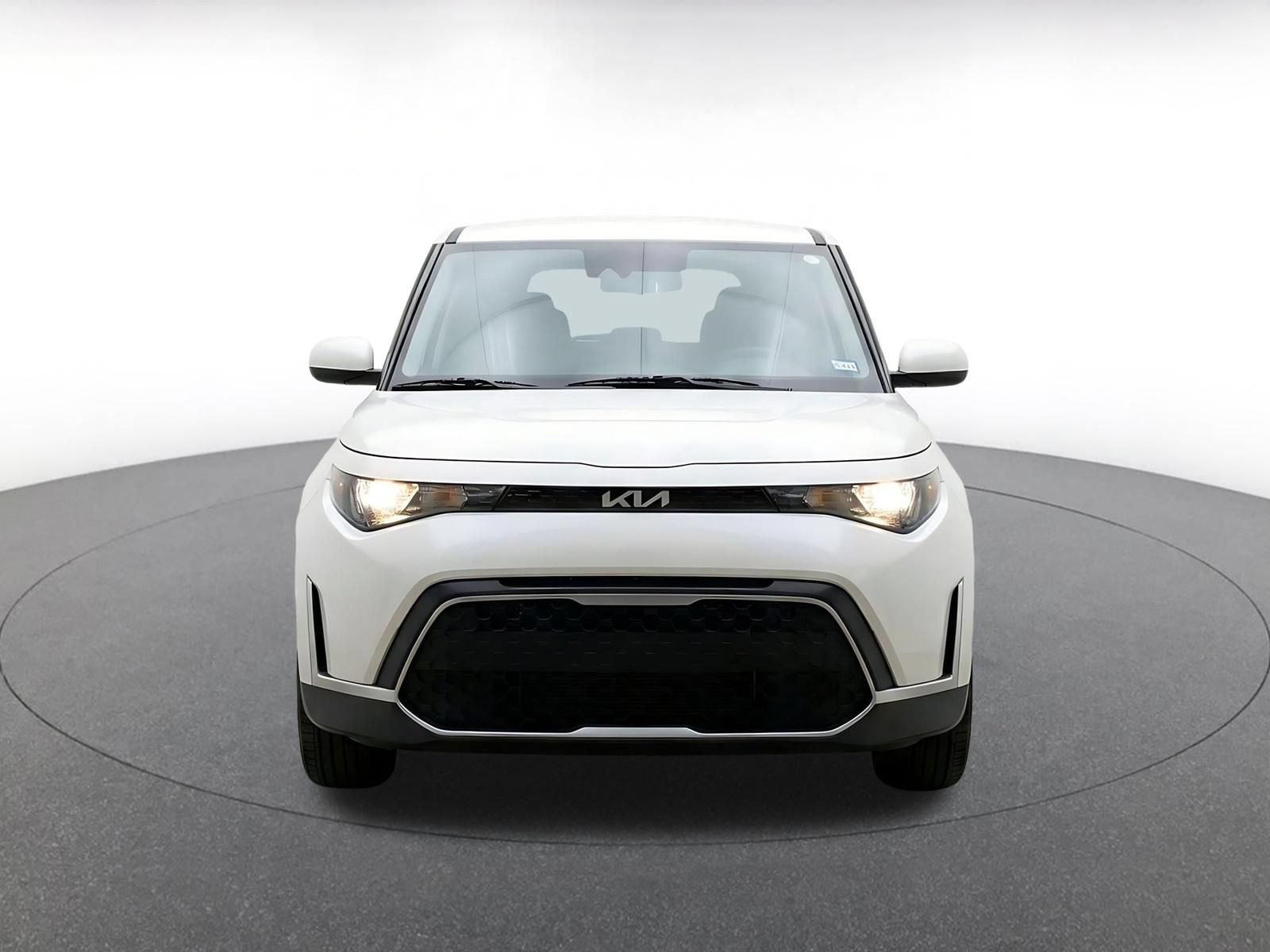 Used 2025 Kia Soul LX w/ LX Technology Package FWD image 2