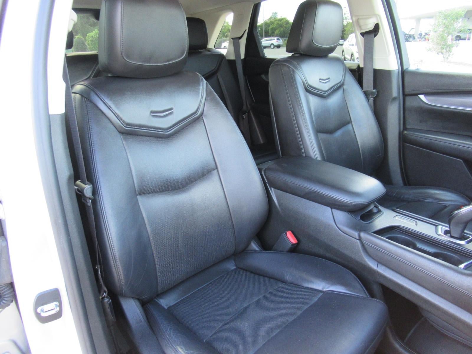 Used 2017 Cadillac XT5 Luxury w/ Driver Awareness Package FWD image 9