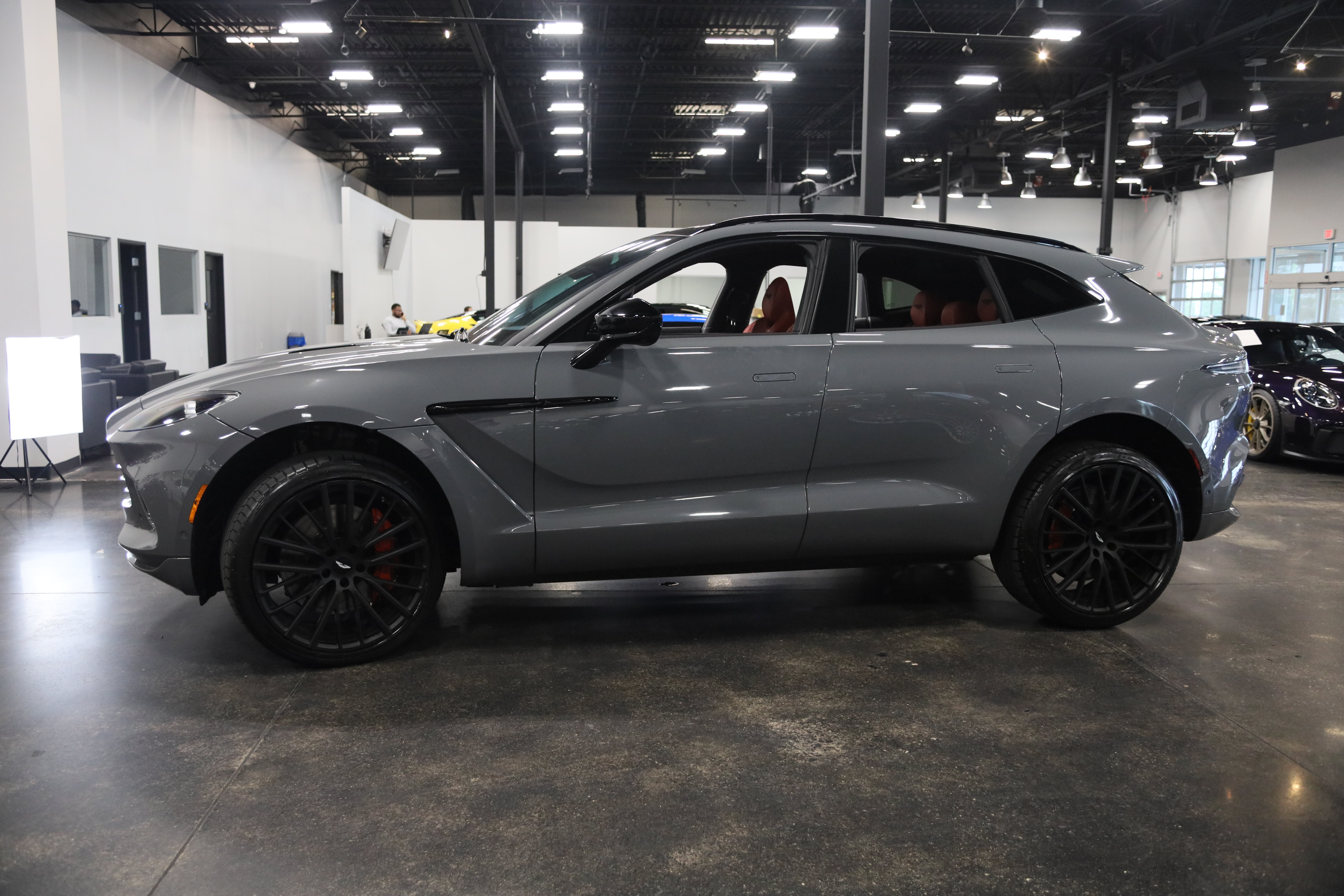 Used 2022 Aston Martin DBX AWD/4WD image 9