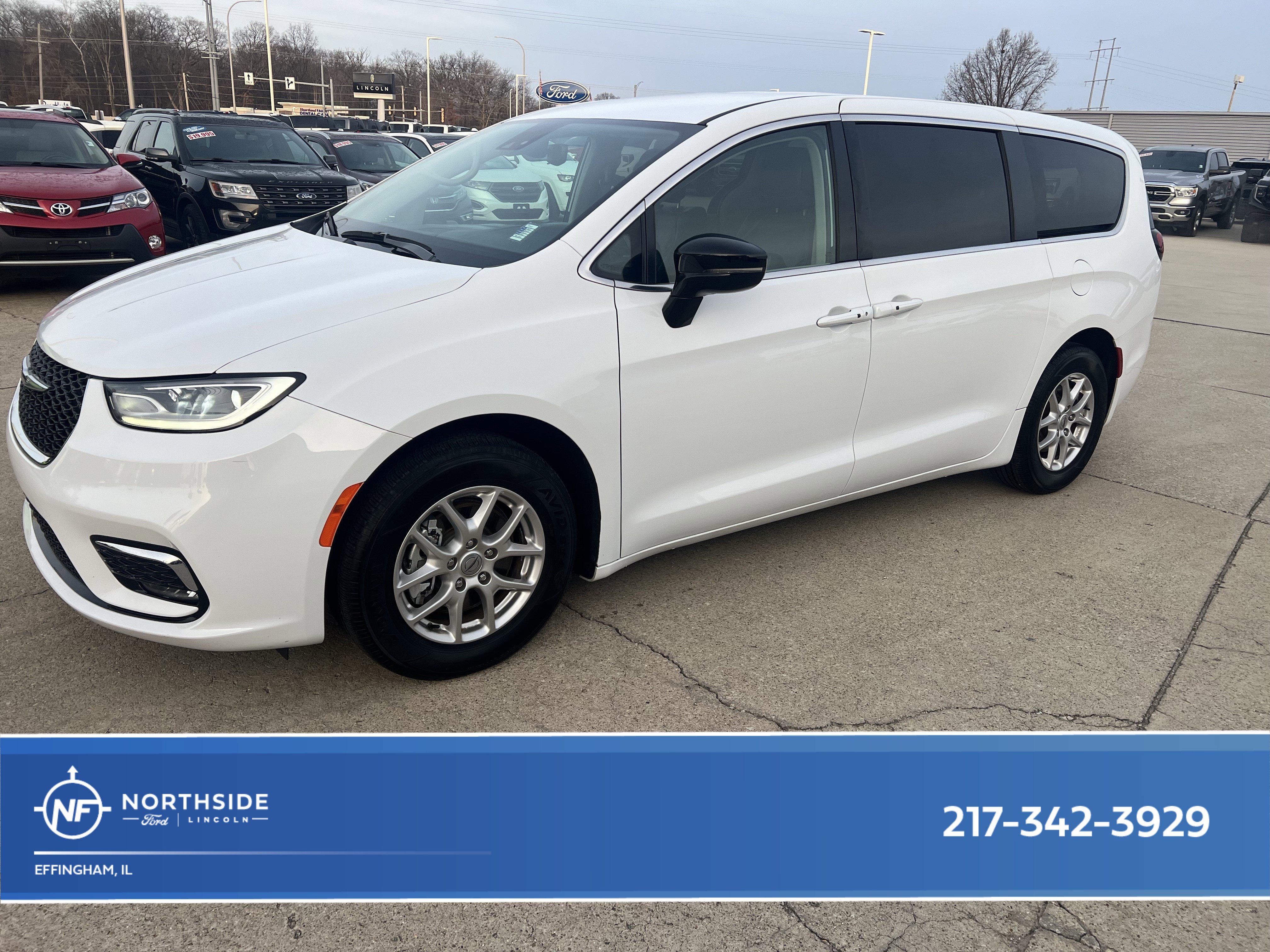 Used 2024 Chrysler Pacifica Touring-L image 1