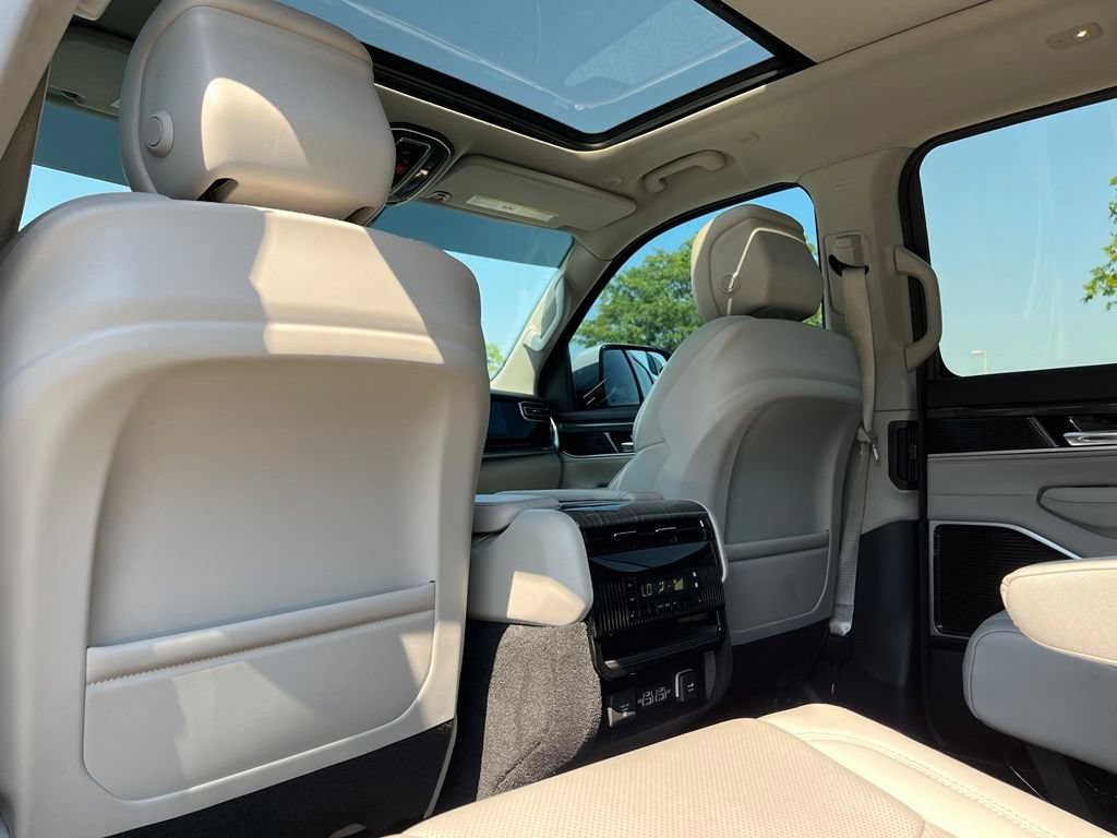 Used 2022 Jeep Wagoneer Series III w/ Premium Group I AWD/4WD image 24