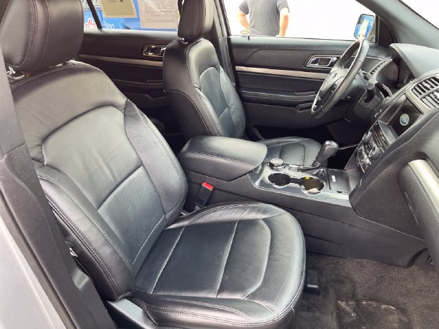 Used 2018 Ford Explorer XLT w/ Equipment Group 202A AWD/4WD image 41