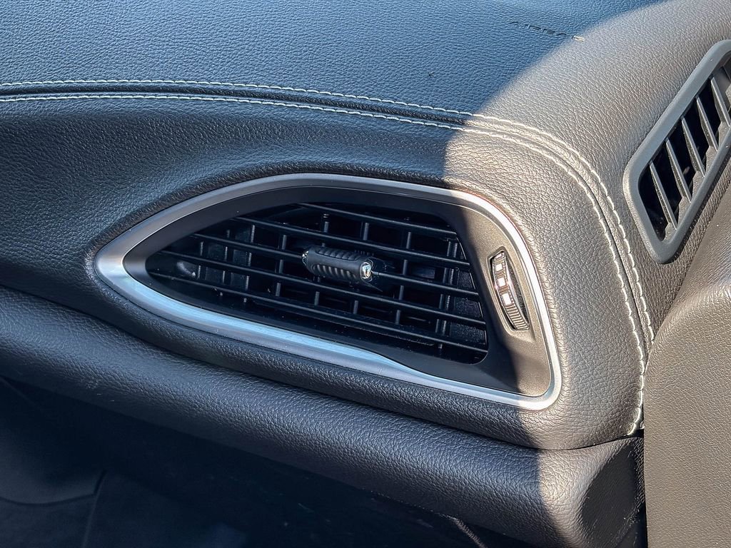 Used 2025 Chrysler Pacifica Premium image 40