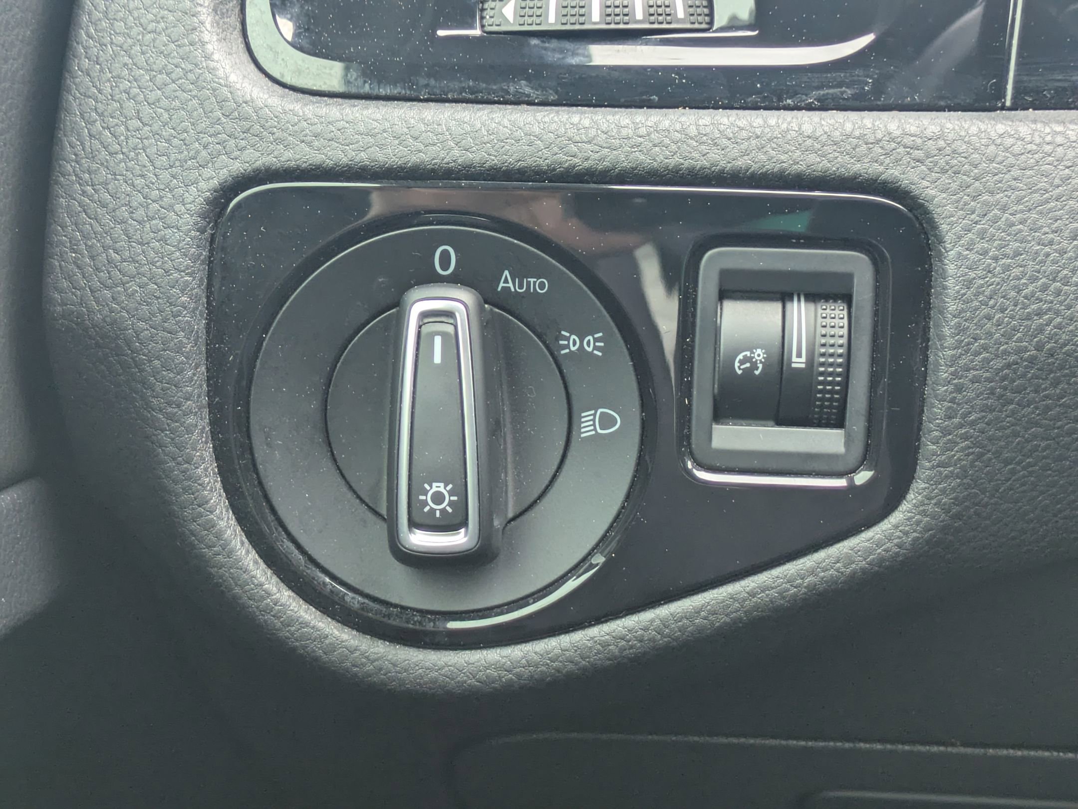 Used 2019 Volkswagen Golf R 4-Door image 17