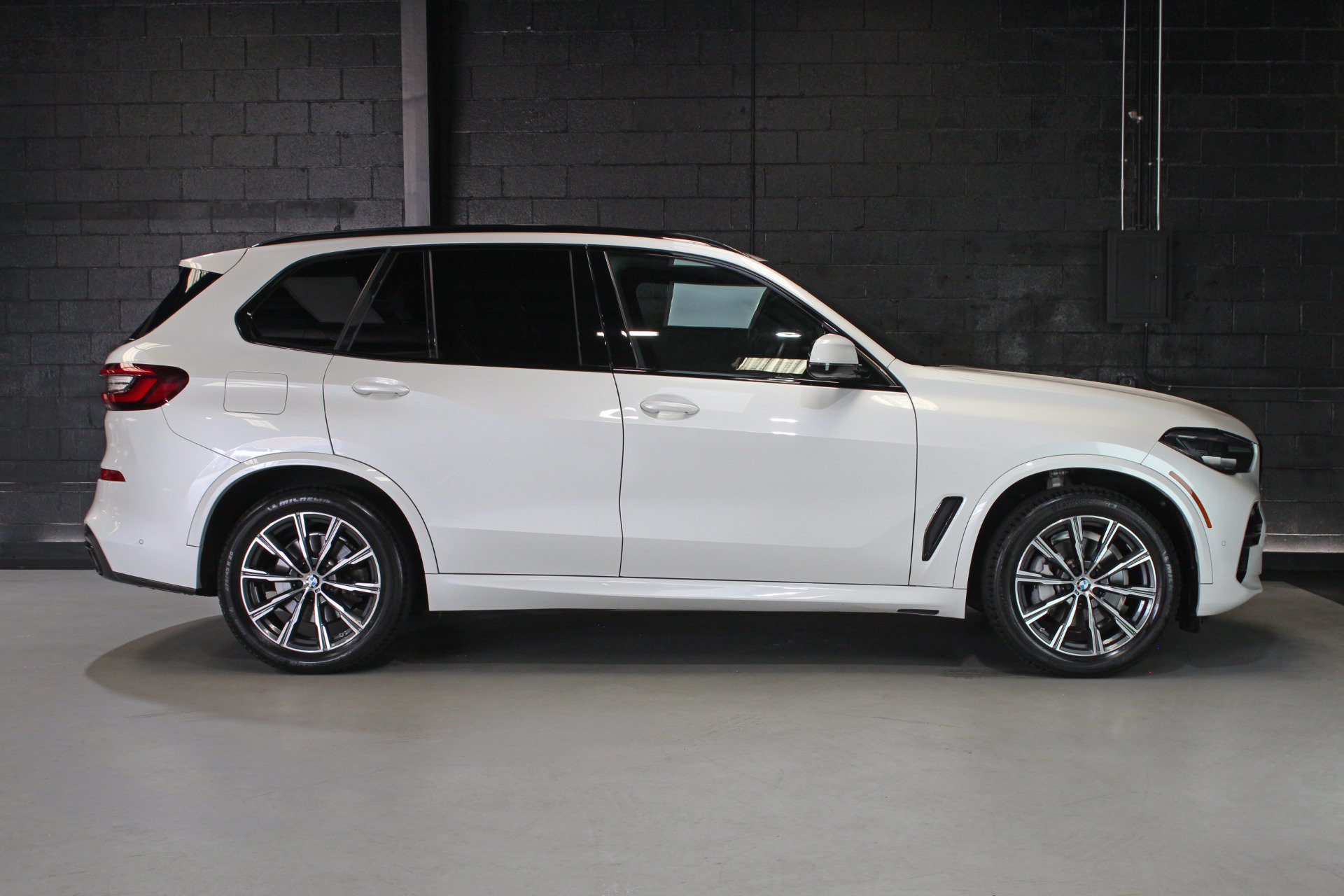Used 2021 BMW X5 xDrive40i w/ M Sport Package AWD/4WD image 18