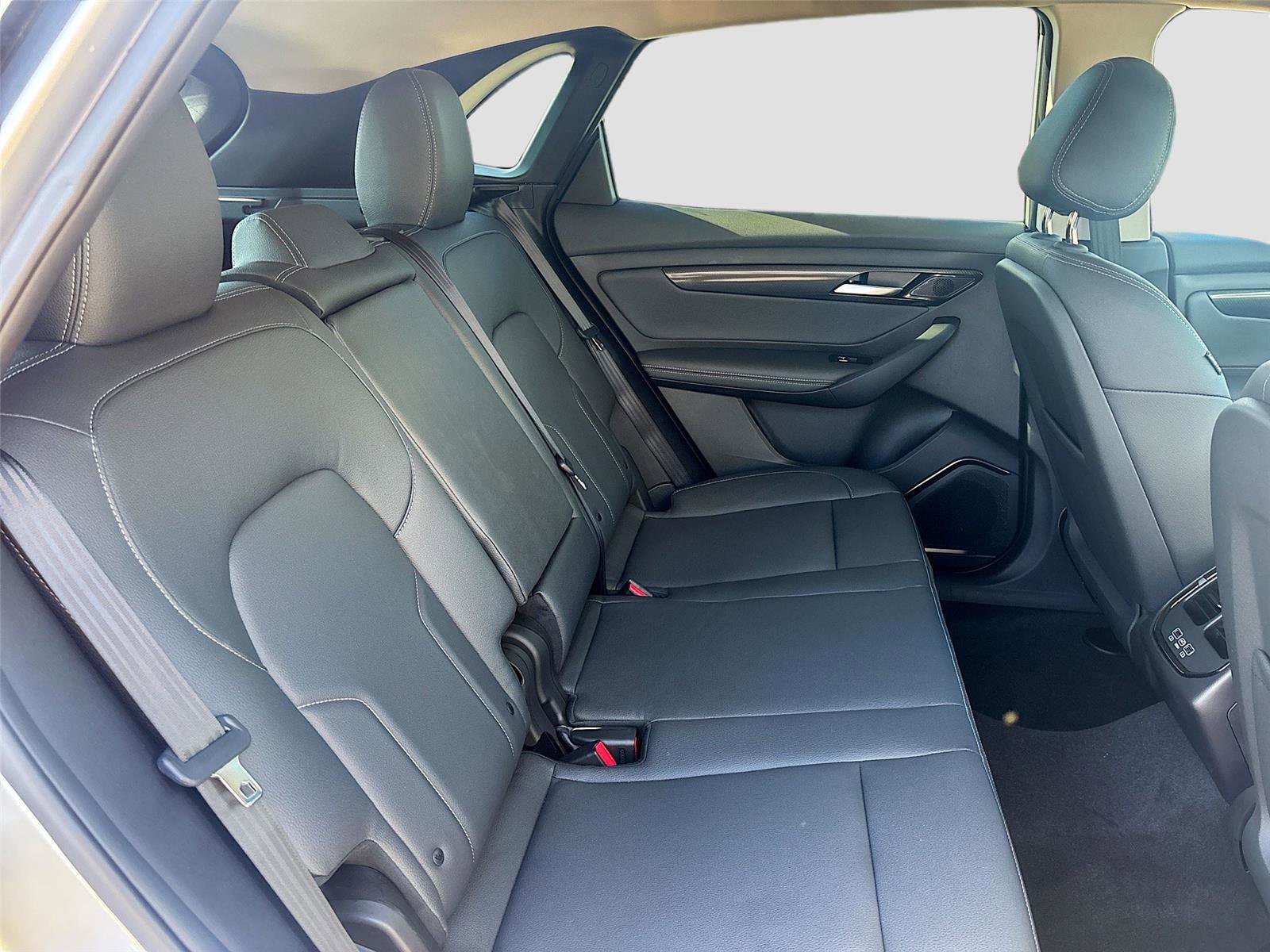 New 2025 VinFast VF 8 Eco image 27