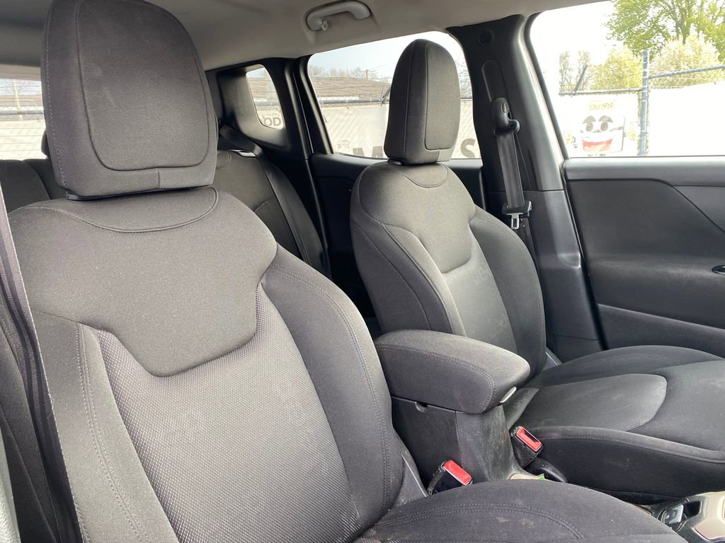 Used 2015 Jeep Renegade Latitude w/ Cold Weather Group FWD image 16