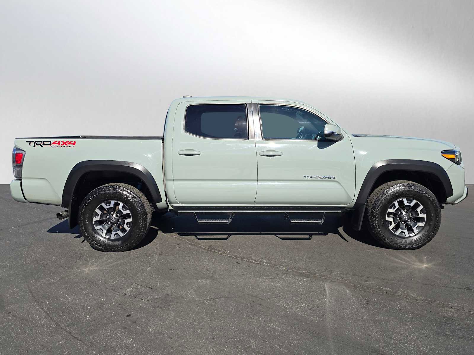 Used 2022 Toyota Tacoma TRD Off-Road image 2