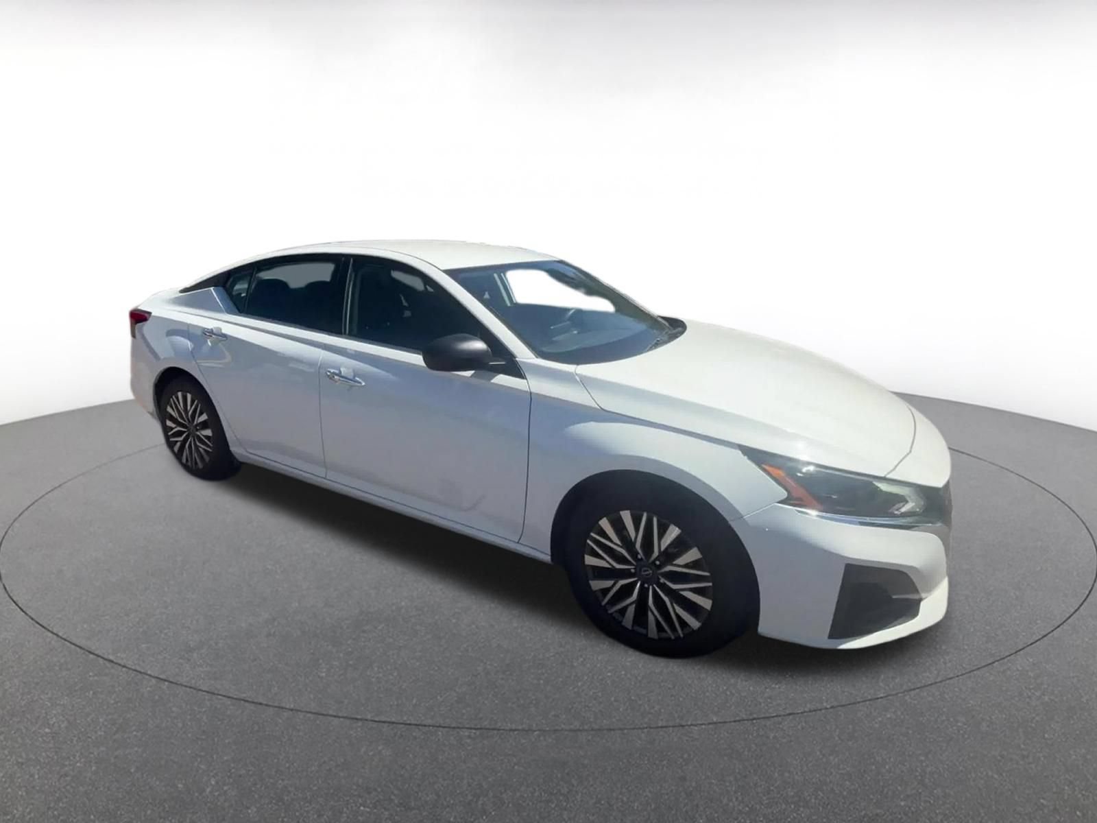 Used 2025 Nissan Altima 2.5 SV FWD image 2