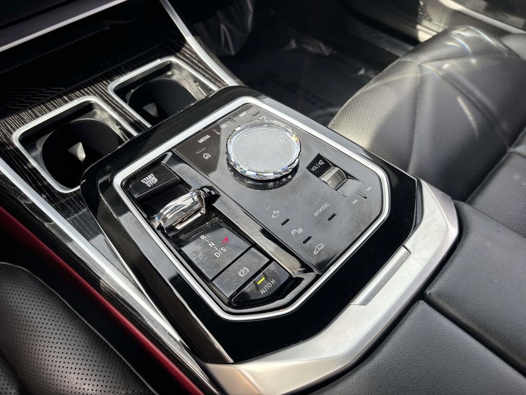 Used 2025 BMW 740i xDrive AWD/4WD image 33