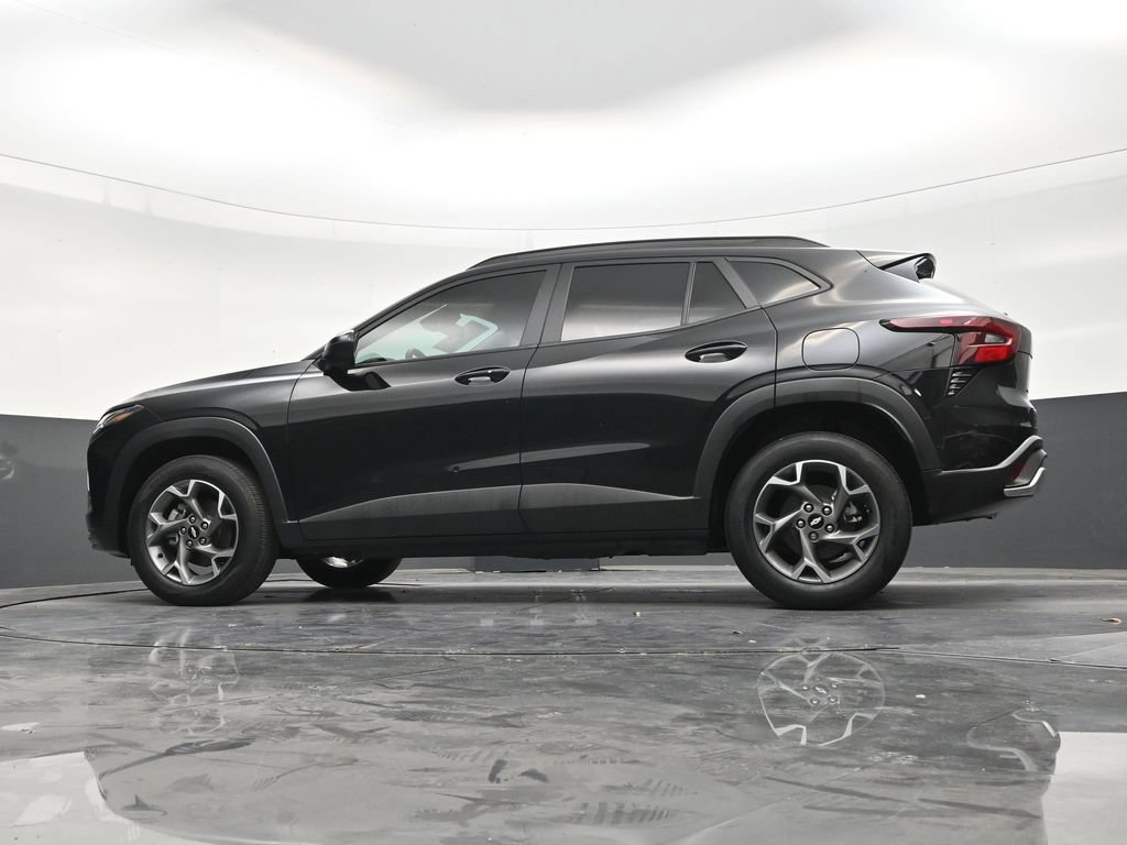 Used 2025 Chevrolet Trax LT w/ Driver Confidence Package FWD image 21