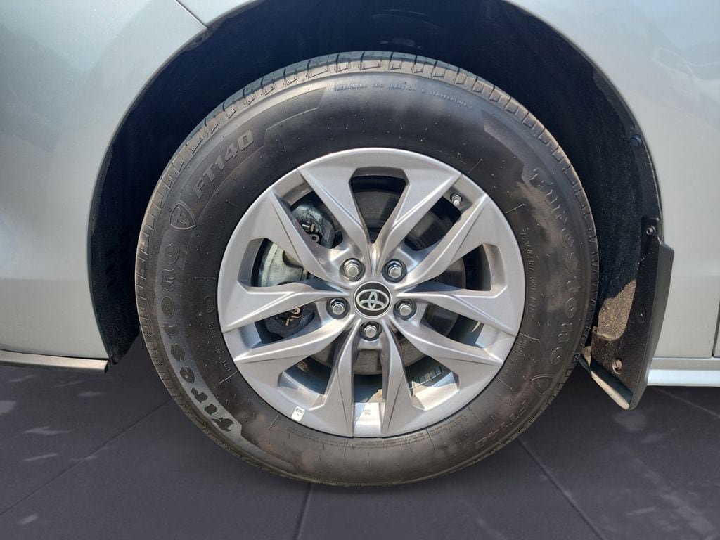 Used 2023 Toyota Sienna XLE w/ XLE Plus Package AWD/4WD image 15