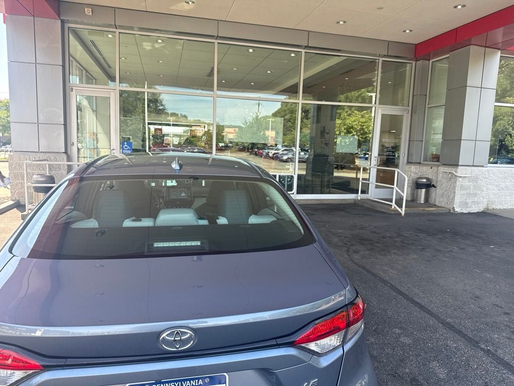 Used 2021 Toyota Corolla LE w/ LE Convenience Package FWD image 3