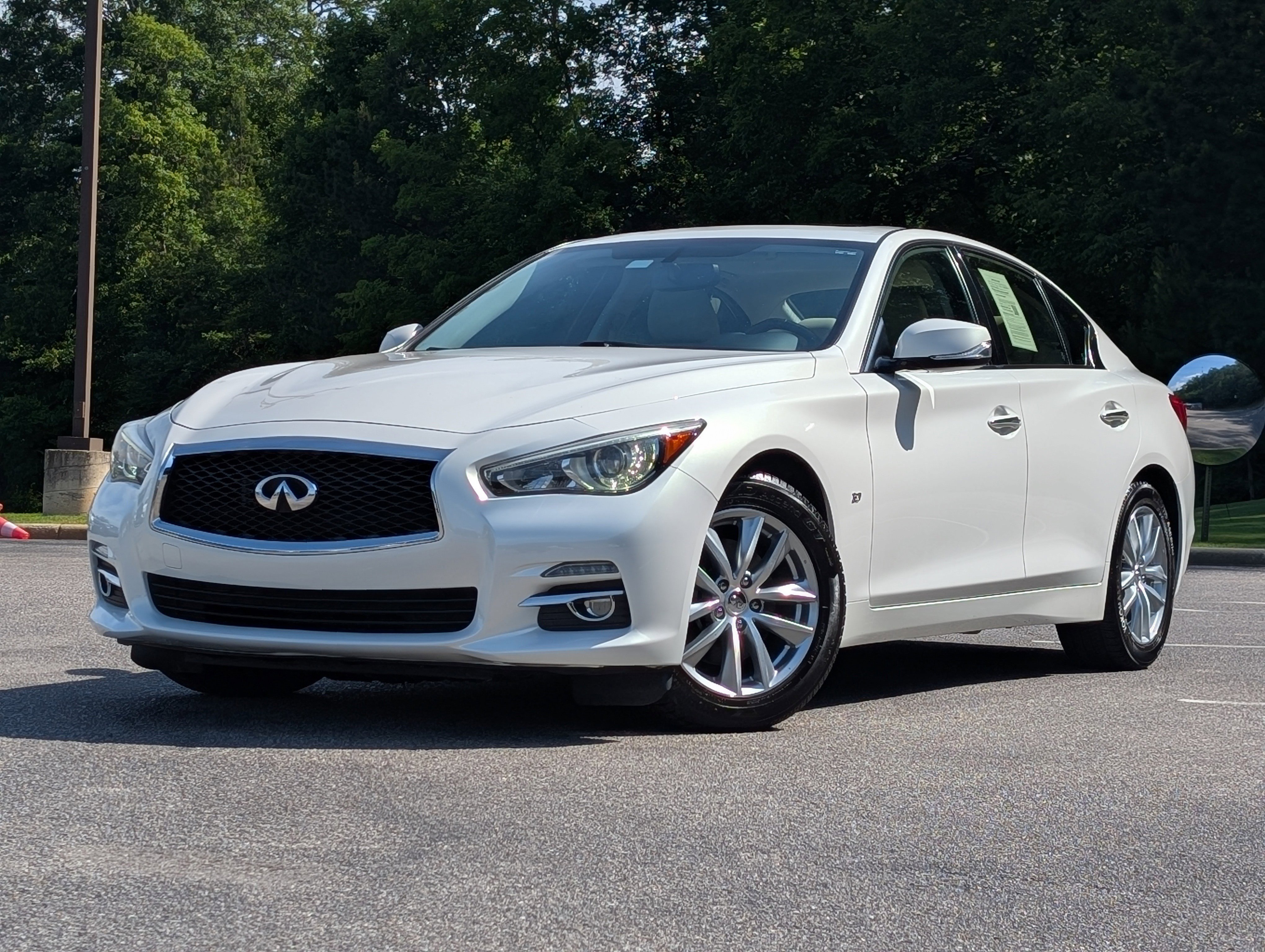 Used 2015 INFINITI Q50 Premium w/ Navigation Package AWD/4WD image 4
