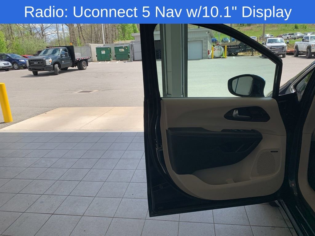 Used 2022 Chrysler Pacifica Limited w/ Uconnect Theater Family Group image 12