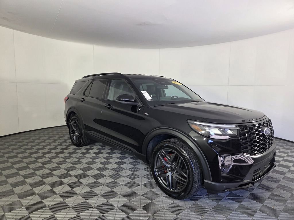 Used 2025 Ford Explorer ST-Line w/ ST-Line Street Pack image 2