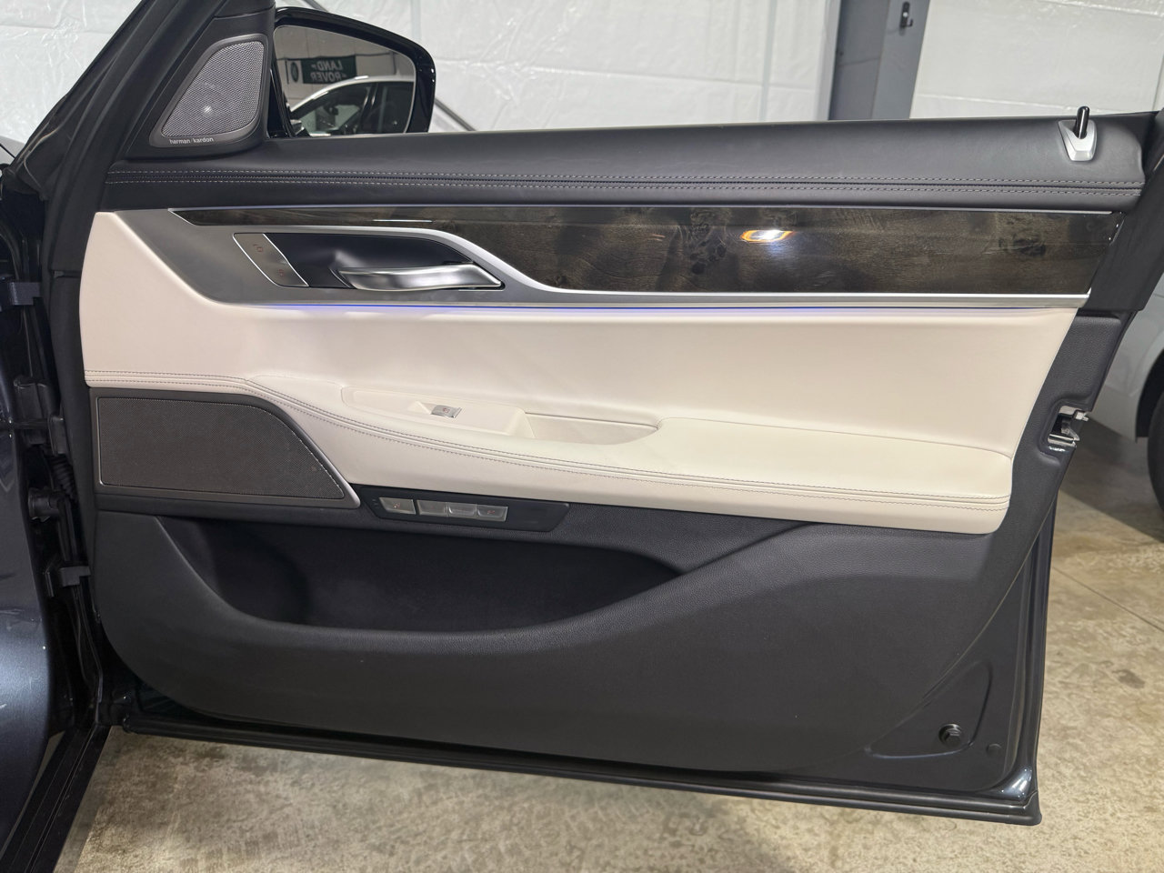 Used 2018 BMW 750i xDrive image 31